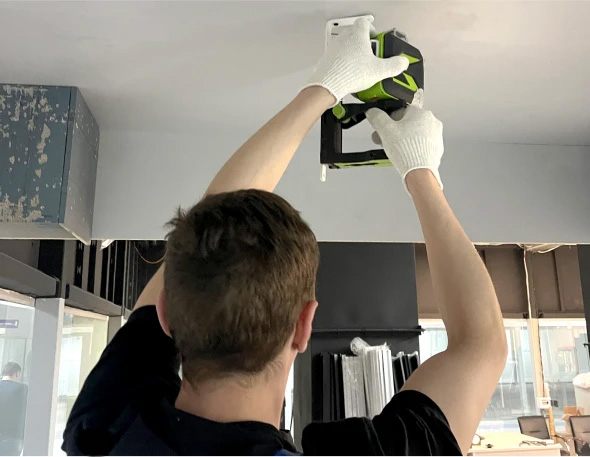 Установка лазерного уровня. Лазерный уровень крепится к базовому потолку