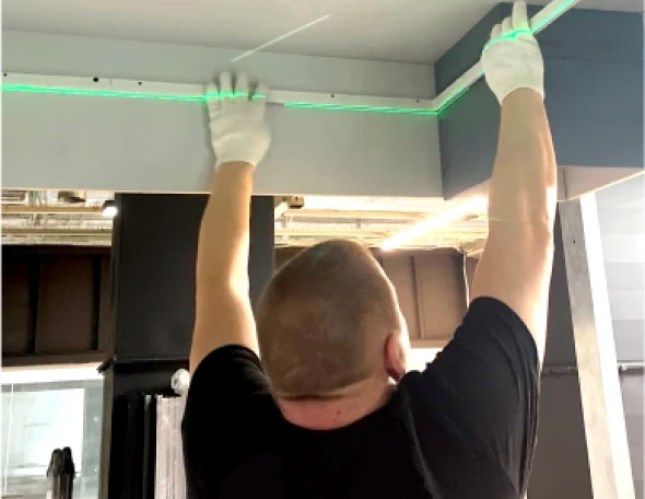 Разметка крепления профиля. Перед креплением профиля обговариваем на каком уровне будет установлен потолок