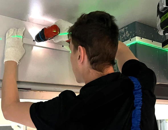 Крепление профиля. Устанавливаем по лазерному уровню монтажный профиль (багет)