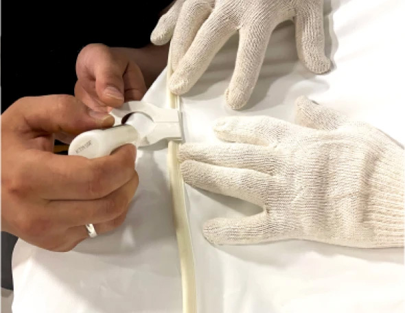 Обвод трубы. Выполняем скрытый обвод трубы, далее монтаж потолка с ближайшего к обводу угла