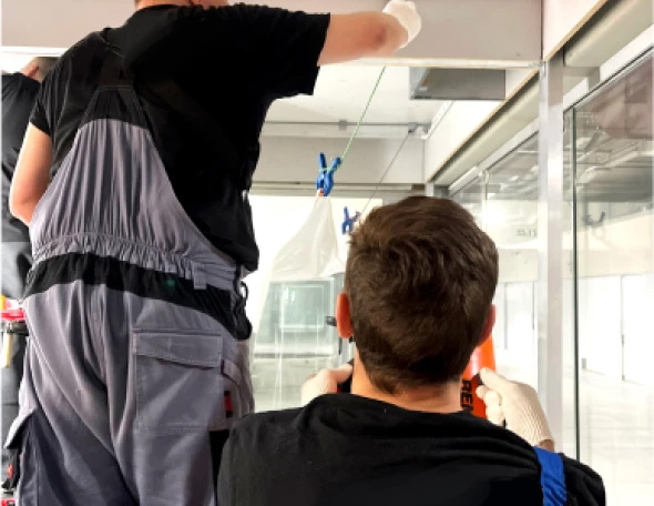 Заправляем полотно. Нагреваем полотно и легко заправляем в оставшиеся углы и по всему периметру